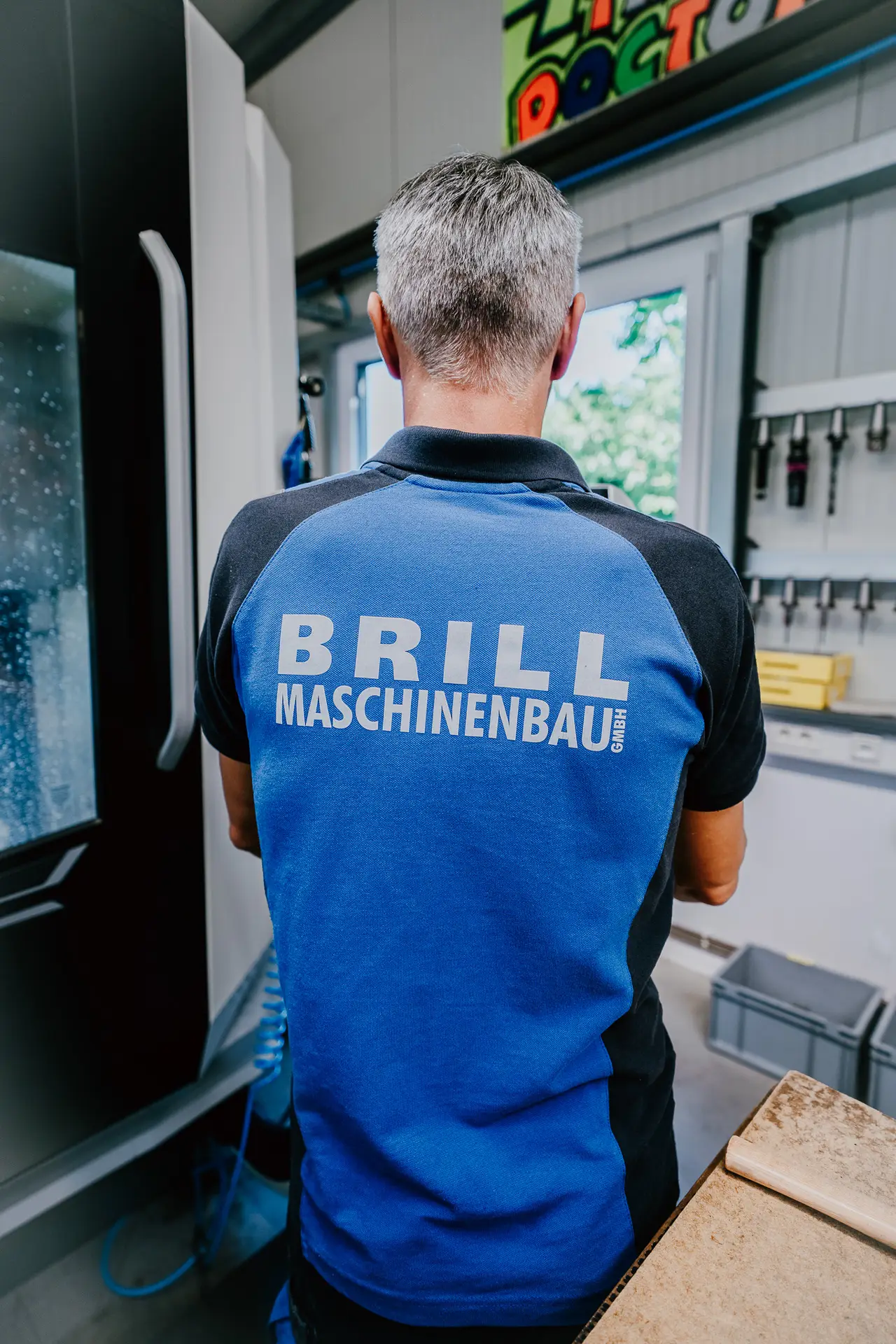 Kollegen im Gespraech bei Brill Maschinenbau