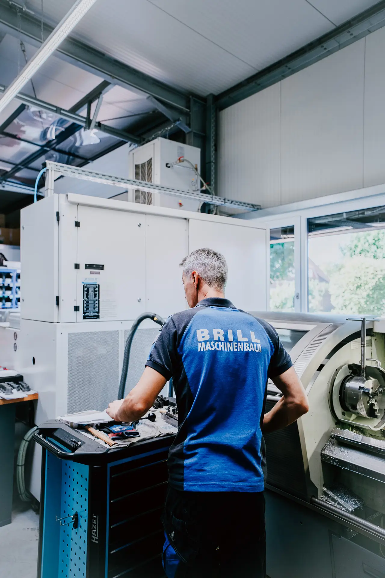 Mitarbeiter bei der Maschinenbedienung bei Brill Maschinenbau